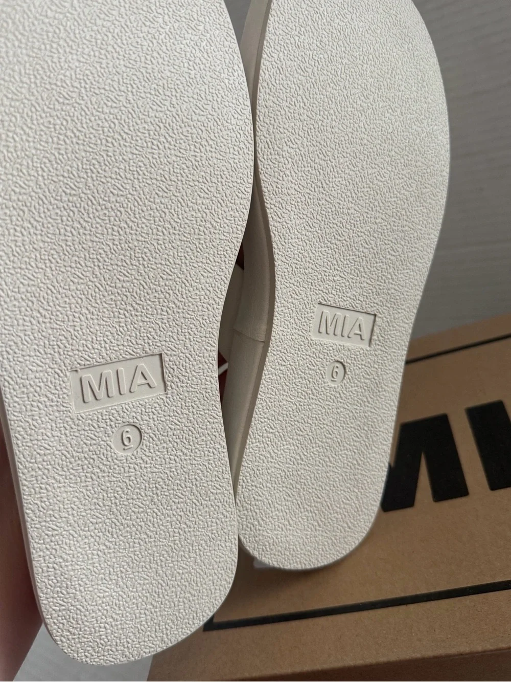 MIA Women's Pamelia Platform Thong Ecru Sandals shoes size 6